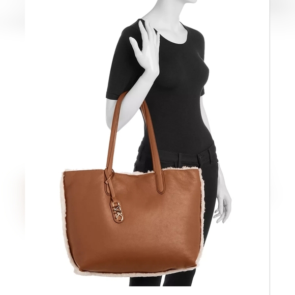 🍂NWT MICHAEL Michael Kors Eliza XL East/West Reversible Leather&Shearling Tote - Picture 3 of 4